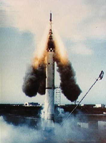 System ratunkowy unosi awaryjnie kapsułę Mercury po wyłączeniu się silnika rakiety Redstone (NASA/S63-00193) System ratunkowy unosi awaryjnie kapsułę Mercury po wyłączeniu się silnika rakiety Redstone (NASA/S63-00193)
