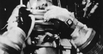 Alan Shepard podczas lotu suborbitalnego w kapsule Freedom 7 (NASA/71P-0263)