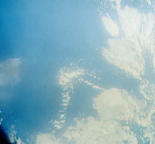 Formacje chmur nad zachodnią częścią Atlanyku sfotografowane w trakcie czwartej orbity MA-8 (NASA/S62-06606)