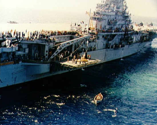 Kapsuła 'Sigma 7' wciągana na pokład USS Kearsarge (NASA/S62-09050)