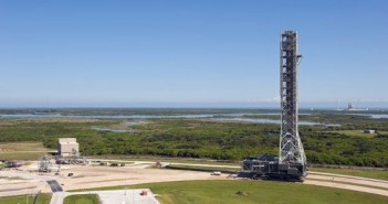 Platforma ML podczas testów. W oddali stanowisko startowe 39B (NASA)