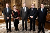 Od lewej: Frank De Winne - astronauta ESA; belgijski minister badań naukowych Sabine Laruelle; Filip Koburg, książę Brabancji, następca tronu Belgii; dyrektor generalny ESA Jean-Jacques Dordain; podsekretarz stanu Włoch Giuseppe Pizza / Credits: Emmanuel Bourgois