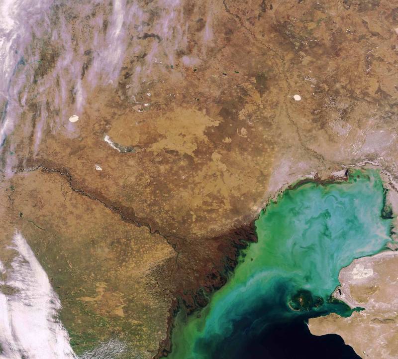 Pierwsze optyczne zdjęcie z nowej orbity - Morze Kaspijskie i ujście Wołgi / Credits: ESA
