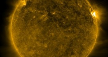 Słońce w dniu 31 października 2010. Grupa 1117 znajduje się przy prawym brzegu tarczy Słońca. / Credits - NASA, SDO