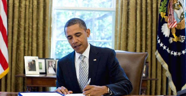Prezydent Stanów Zjednoczonych Barack Obama podpisuje NASA Authorization Act w Gabinecie Owalnym (Official White House Photo by Pete Souza)