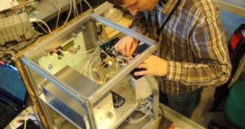 Stanowisko przygotowywania SCOPE, Krzysiek sprawdza kolejne płytki PCB / Credits - SKA, SCOPE 2.0