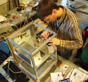 Stanowisko przygotowywania SCOPE, Krzysiek sprawdza kolejne płytki PCB / Credits - SKA, SCOPE 2.0
