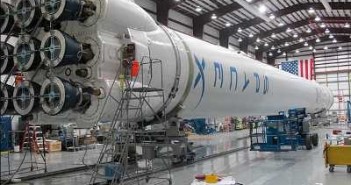 Drugi Falcon 9 po integracji w hangarze. Credit: SpaceX
