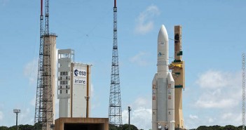 Rollout rakiety nośnej Ariane 5 ECA z ładunkiem satelitów telekounikacyjnych Eutelsat W3B oraz BSAT-3b (ESA/CNES/ARIANESPACE - Optique Video CSG, J.M. Guillon, 2010)