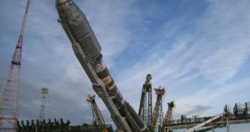 Rakieta Sojuz 2-1a z ładunkiem satelitów Globalstar-2 jest ustawiana do pozycji pionowej na wyrzutni LC-32 kosmodromu Bajkonur w Kazachstanie (Arianespace)