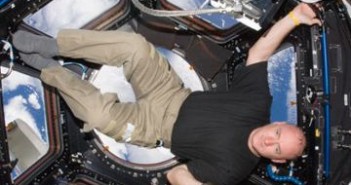 Scott Kelly w module Cupola. Zdjęcie wykonano 14 października 2010 roku / Credits - NASA