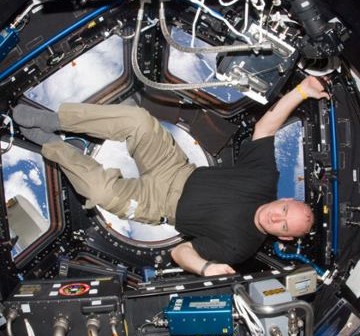 Scott Kelly w module Cupola. Zdjęcie wykonano 14 października 2010 roku / Credits - NASA