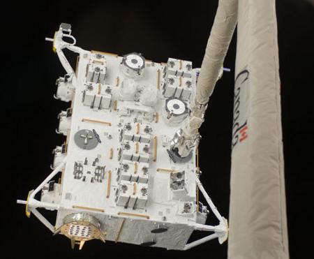 Lipiec 2009 roku - moduł EF jest przenoszony na docelowe miejsce (misja STS-127) / Credits - NASA