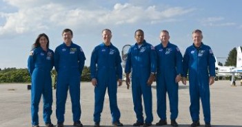 Załoga misji STS-133 po wylądowaniu na Florydzie / Credits - NASA