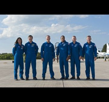 Załoga misji STS-133 po wylądowaniu na Florydzie / Credits - NASA