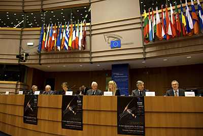 Od lewej: Marc Paolini (Business Bridge), Jean-Jacques Dordain (dyrektor generalny ESA), Mercedes Bresso (przewodnicząca Europejskiego Komitetu Regionów), Vittori Prodi (eurodeuptowany), Joëlle Vanderauwera (Business Bridge), Michel Praet (sekretarz Hermana Van Rompuya, przewodniczącego Komisji Europejskiej) / Credits: ESA - S. Corvaja, 2010