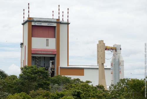 Ariane 5 w czasie transportu do budynku gdzie nastąpi integracja rakiety z satelitami. Credit: Arianespace