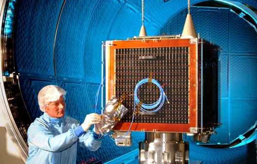 Prace nad satelitą UK-DMC-2 / Credits: SSTL
