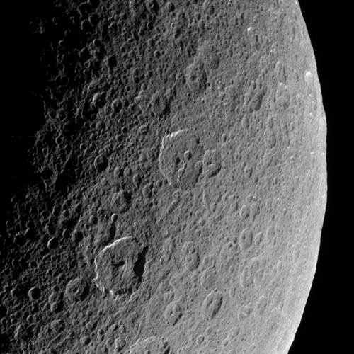 Fragment powierzchni ksieżyca Rea wykonany z pokładu sondy kosmicznej Cassini w trakcie jednego z bliskich przelotów w marcu 2006 roku z odległości 94 tysięcy kilometrów (NASA)