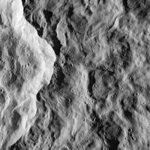 Ściana młodego krateru uderzeniowego na Rei, widoczna z pokładu sondy Cassini; zdjęcie wykonano podczas bliskiego przelotu z odległości 511 kilometrów (NASA)