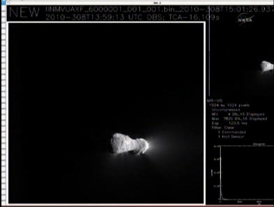 Podgląd na drugi z zarejestrowanych obrazów jądra komety Hartley 2 (NASA TV)