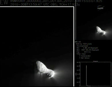 Podgląd zdjęcia z momentu najbliższego zbliżenia sondy Deep Impact/EPOXI do komety Hartley 2 (NASA TV)