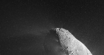 Szczegóły powierzchni oraz otoczenie jądra komety widoczne dzięki obrazom z urządzenia HRI; otaczające jądro punkty są odłamkami lodu, złożonego z mniejszych drobin, przypominających śnieg (NASA/JPL-Caltech/UMD)