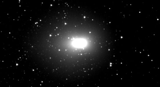Obraz komety Hartley 2 uzyskany przez sondę Deep Impact/EPOXI z odległości 2.3 miliona kilometrów, czyli mniej więcej sześciokrotnej odległości z Ziemi do Księżyca (NASA/JPL-Caltech/UMD)