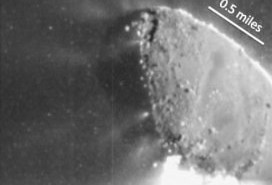 Procesowane zdjęcie wykonane przez instrument MRI w trakcie zbliżania do komety 103P/Hartley 2 ukazujące dżety po jej nocnej stronie (JPL/NASA)