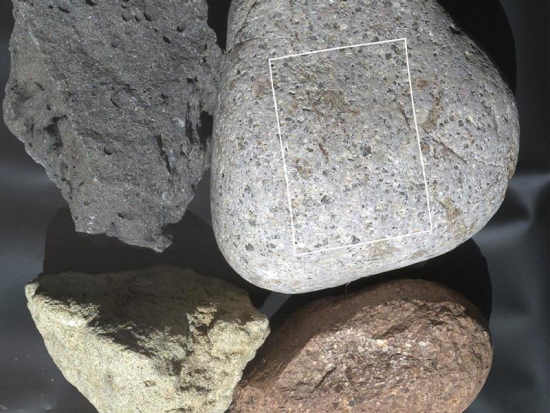 Pojedynczy obraz w kolorze tych samych skał wykonany przez egzemplarz testowy kamery MAHLI; zakreślony obszar wskazuje fragment, który nastepnie sfotografowano w powiększeniu (NASA/JPL-Caltech/Malin Space Science Systems) Pojedynczy obraz w kolorze tych samych skał wykonany przez egzemplarz testowy kamery MAHLI; zakreślony obszar wskazuje fragment, który nastepnie sfotografowano w powiększeniu (NASA/JPL-Caltech/Malin Space Science Systems)