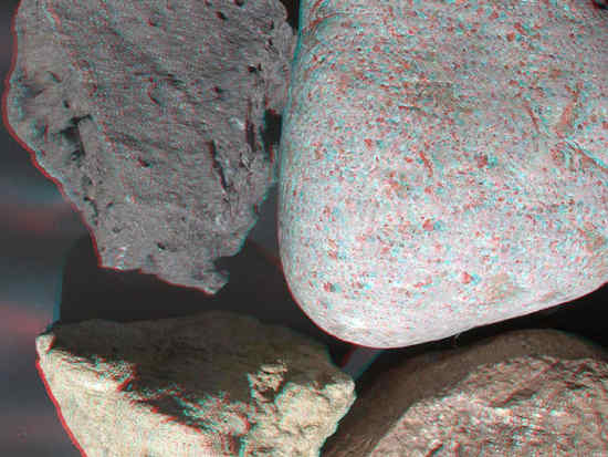 Zdjęcie stereoskopowe wykonane przez egzemplarz testowy kamery MAHLI, powstało dzięki niewielkiemu jej przesunięciu względem obiektu; widoczne są trzy rodzaje skał - od lewej - bazalt (u góry); piaskowiec (na dole) oraz dwa fragmenty ryolitu - z prawej strony zdjęcia (NASA/JPL-Caltech/Malin Space Science Systems)