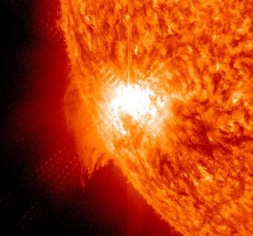 Na około dwie minuty przed maksymalnym natężeniem rozbłysku - grupa 1121 / Credits - NASA, SDO