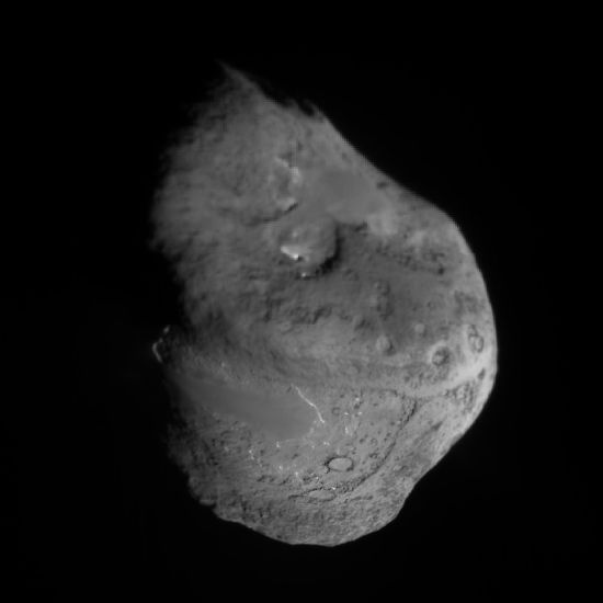 Obraz jądra komety Tempel 1 uzyskany przez sondę Deep Impact (NASA)