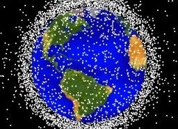 Mapa położenia kosmicznych śmieci na orbitach wokółziemskich (NASA)
