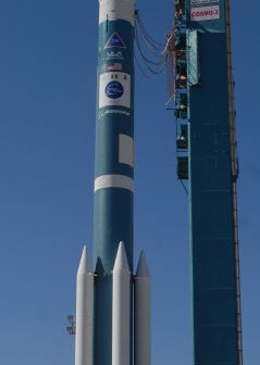 Rakieta Delta II 7420-10 z satelitą COSMO-SkyMed 3 oczekuje na start z bazy Vandenberg; w obecnym locie zostanie uzyta rakieta w identycznej konfiguracji (ULA)