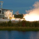Test silnika rakietowego Aerojet AJ-26 na platformie testowej w Stannis Space Center (Aerojet)