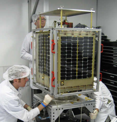 Testy integracji ładunku z platformą satelity FalconSat-5 (U.S. Air Force photo/Maj. Steve Hart)