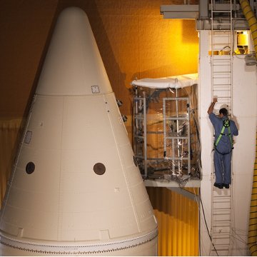 Technik NASA wspina sie na stanowisko naprawy / Credits - NASA
