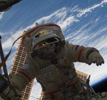 Rosyjski kosmonauta w skafandrze Orlan-MK / Credits: NASA