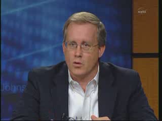 John Shannon - jeden z menadżerów programu STS - wyjaśnia problemy związane z podłużnicami zbiornika ET / Credits - NASA TV