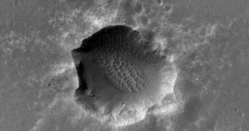Krater Santa Maria sfotografowany przez kamerę wysokiej rozdzielczości HiRISE, która znajduje się na pokładzie sondy Mars Reconnaissance Orbiter (MRO) (NASA)