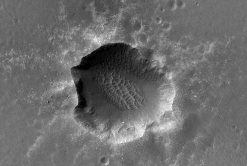 Krater Santa Maria sfotografowany przez kamerę wysokiej rozdzielczości HiRISE, która znajduje się na pokładzie sondy Mars Reconnaissance Orbiter (MRO) (NASA)