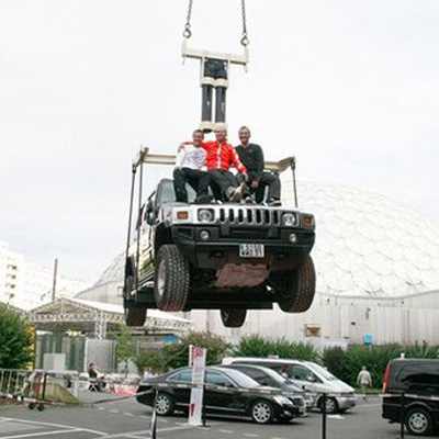 Ważący 2700 kg Hummer zawieszony na parze spodni wykonanych z Armalithu / Credits: ESquad