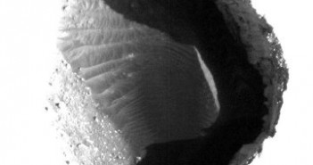 Wejście do jaskini lawowej / Credits - NASA, JPL-Caltech, University of Arizona