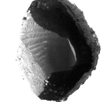 Wejście do jaskini lawowej / Credits - NASA, JPL-Caltech, University of Arizona