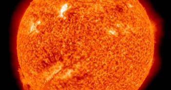 Początek erupcji włókna widocznego na wschodniej części tarczy Słońca (SDO/NASA)