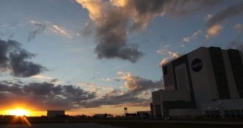 Zachód Słońca nad KSC, symboliczny znak końca lotów wahadłowców w 2010 roku? / Credits: NASA/Troy Cryder