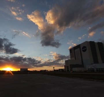 Zachód Słońca nad KSC, symboliczny znak końca lotów wahadłowców w 2010 roku? / Credits: NASA/Troy Cryder