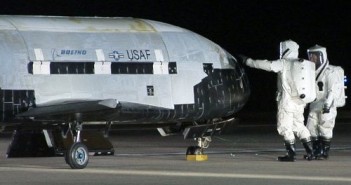 Prace przy promie X-37B po lądowaniu (Air Force Space Command)