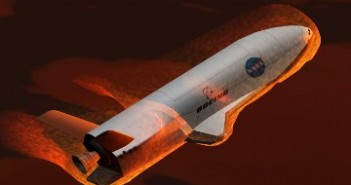 Wizja artystyczna X-37B wchodzącego do atmosfery / Credits - NASA, USAF